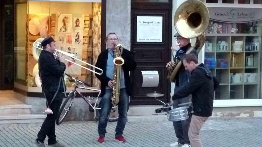 "Vier Herren von Welt" tingelten musikalisch durch die Altstadt. 
