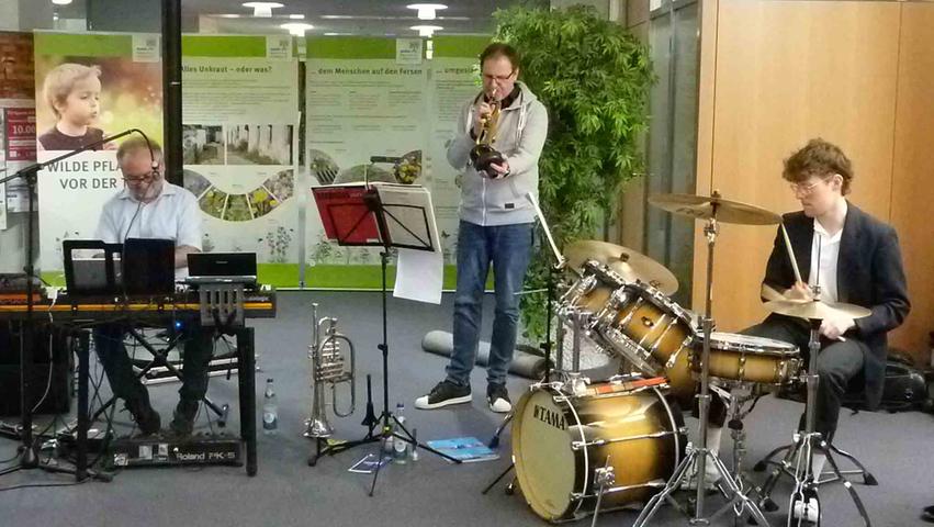 ...wozu auch Meister Lorenzo Cellucci mit dem Neustädter Duo Matthias Eckardt (Trompete/Flügelhorn) und Nils Eckardt (Schlagzeug/Percussion) beitrugen. 