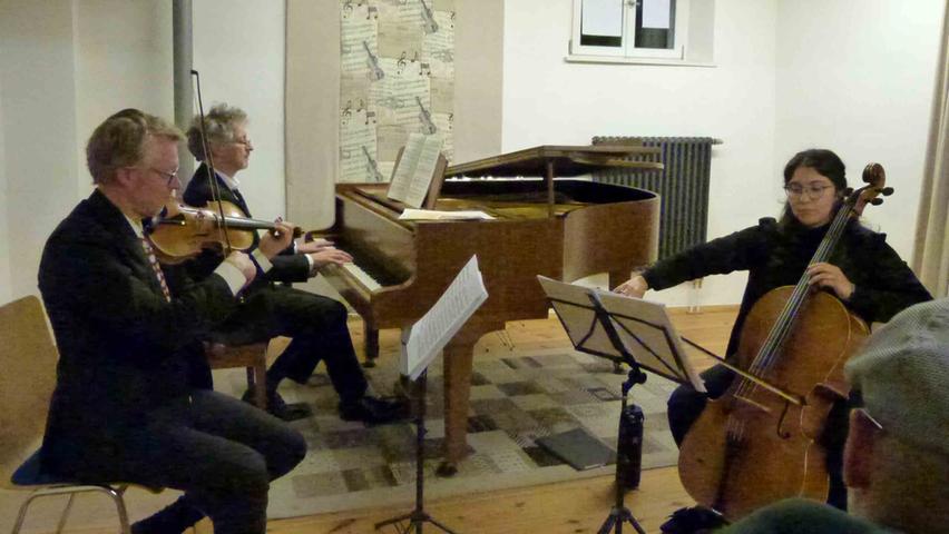 Für einen stimmungsvollen Ausklang sorgten im einstigen "Riegelshaus" Nectaria Delgadillo (Cello), Stephan Eitel (Klavier) und Ralf Brösamle (Violine). 