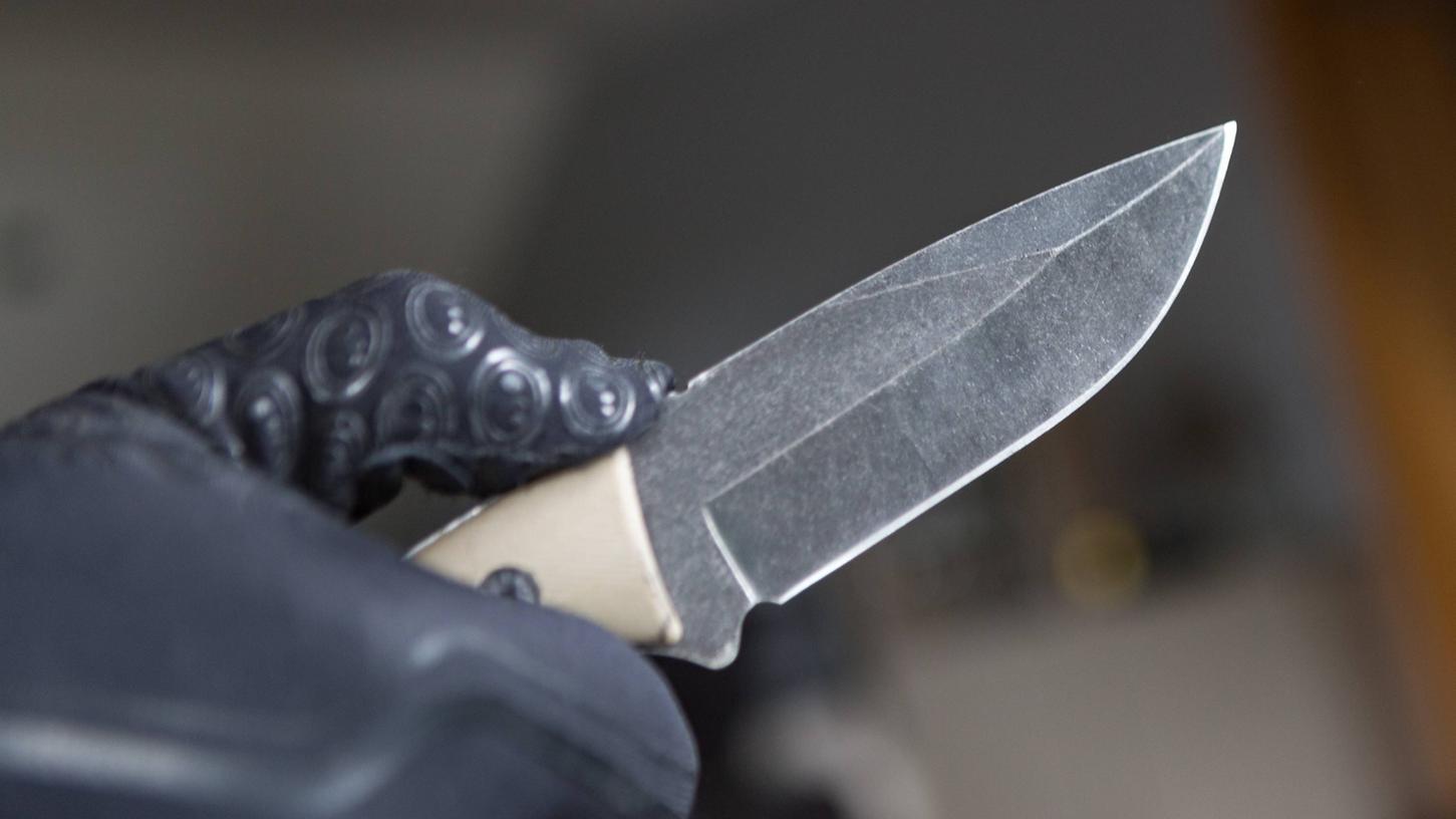 Die Jugendlichen bedrohten zwei Personen mit einem Messer und forderten Geld (Symbolbild). Die Jugendlichen bedrohten zwei Personen mit einem Messer und forderten Geld (Symbolbild).