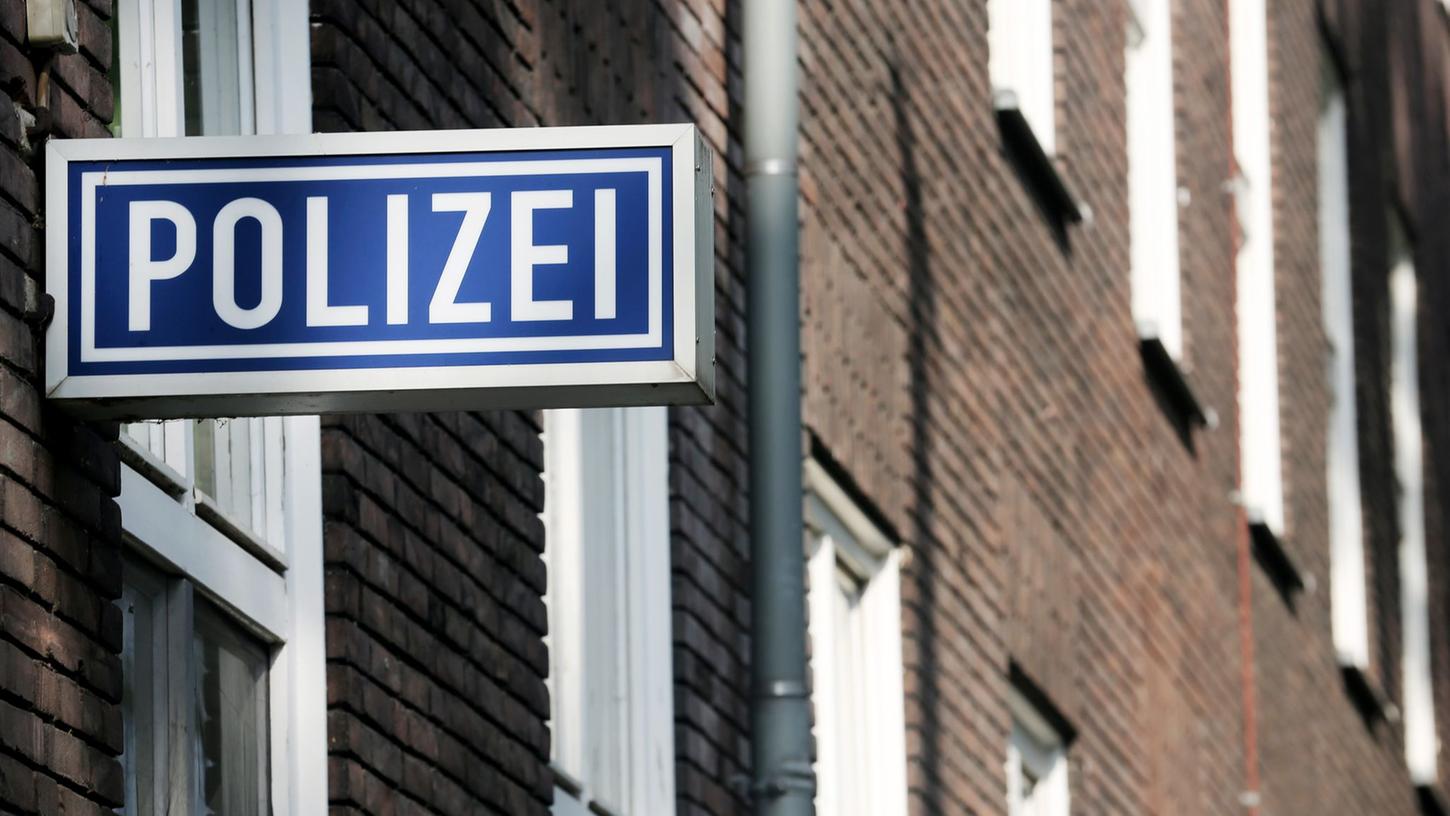 Ein Schild mit der Aufschrift "Polizei" hängt an einem Polizeipräsidium. (Symbolbild)