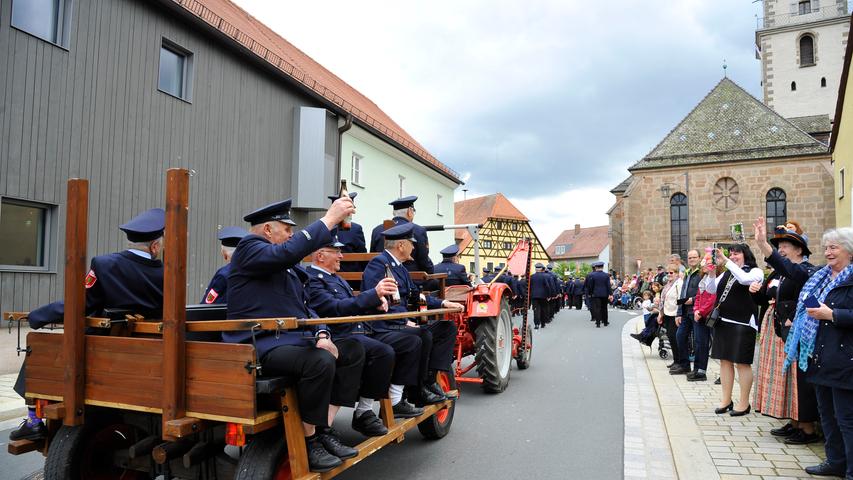 150 Jahre Feuerwehr Pyrbaum Der Festzug konnte sich sehen lassen
