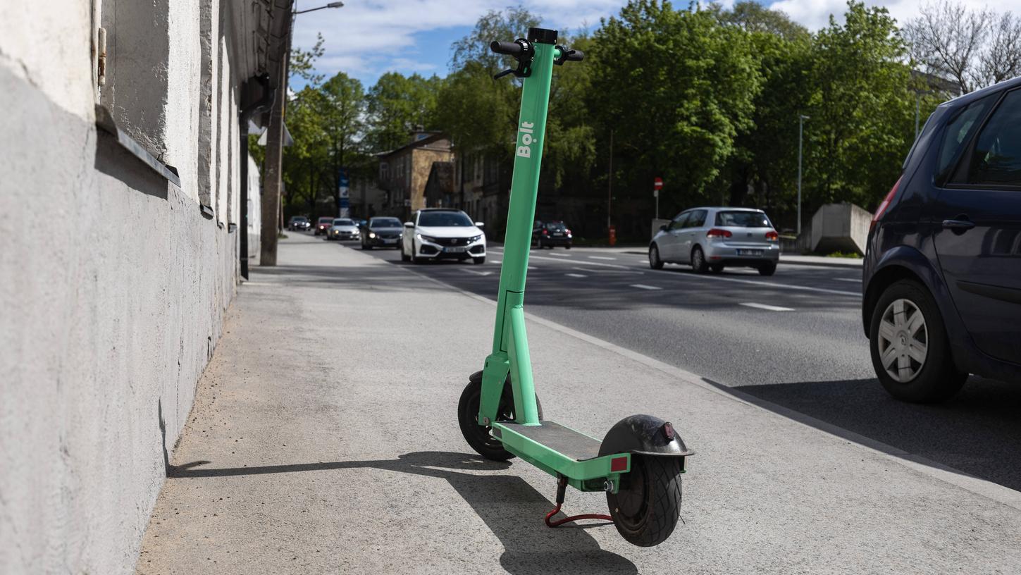Ein E-Scooter, abgestellt auf einem Gehweg. (Symbolbild)