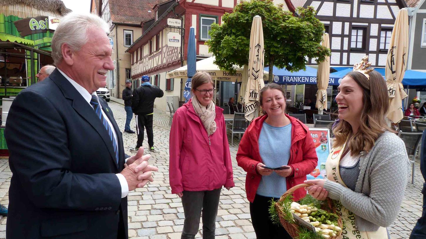 Mit dem Team des Stadtmarketings hieß Bürgermeister Klaus Meier Frankens Spargelkönigin Veronika Hussnätter zum Neustädter "SpargelMarktPlatz" willkommen.