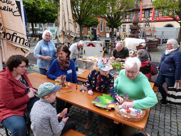 Der Seniorenrat hatte die gut angenommenen Basteltische vielen praktischen Utensilien auch für ein Muttertags-Geschenk ausgestattet. Der Seniorenrat hatte die gut angenommenen Basteltische vielen praktischen Utensilien auch für ein Muttertags-Geschenk ausgestattet.