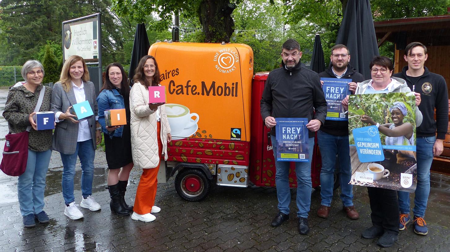 Am Cafe-Mobil gibt es bei der Freynacht fair gehandelten Kaffee. Und der Bürgermeister fordert die Freystädter zur einer Wette heraus. Am Cafe-Mobil gibt es bei der Freynacht fair gehandelten Kaffee. Und der Bürgermeister fordert die Freystädter zur einer Wette heraus.