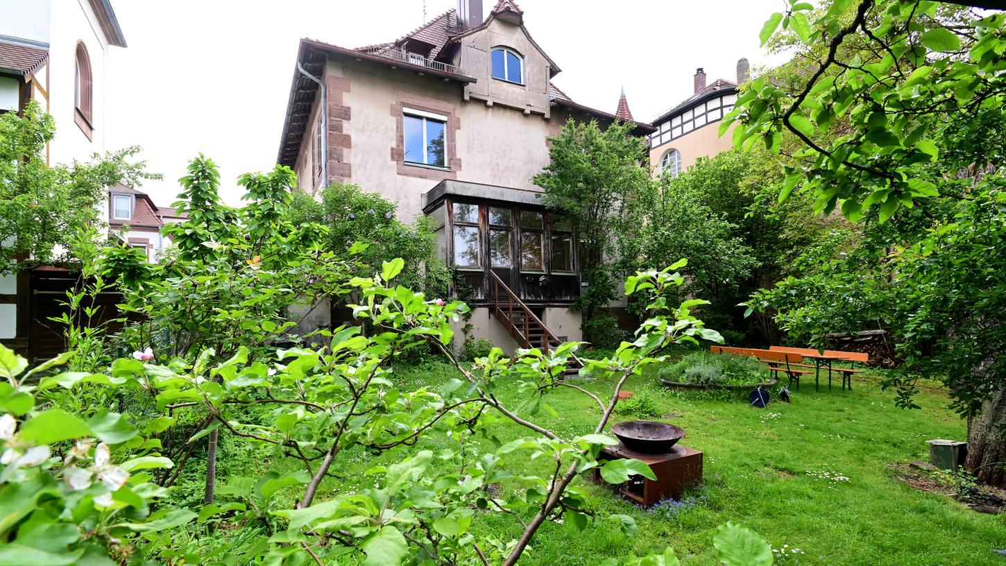 Die alte Villa in der Lutzstraße verfügt insgesamt über 226 Quadratmeter. Ein großer Garten gehört auch dazu.