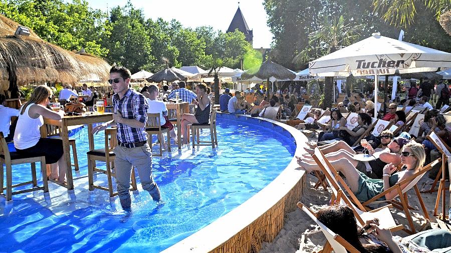 So viel Platz ist selten. Bei schönem Wetter ist der Stadtstrand heillos überfüllt. Und die Drinks sind nicht besonders gut und zu teuer. Entspannug sieht anders aus, meint unser Autor.