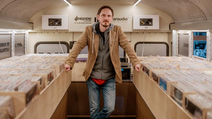 4000 Schallplatten gehen rein, bis zu 16 Menschen können zeitgleich einkaufen: Michael Lohrmann in seinem Vinylbus.