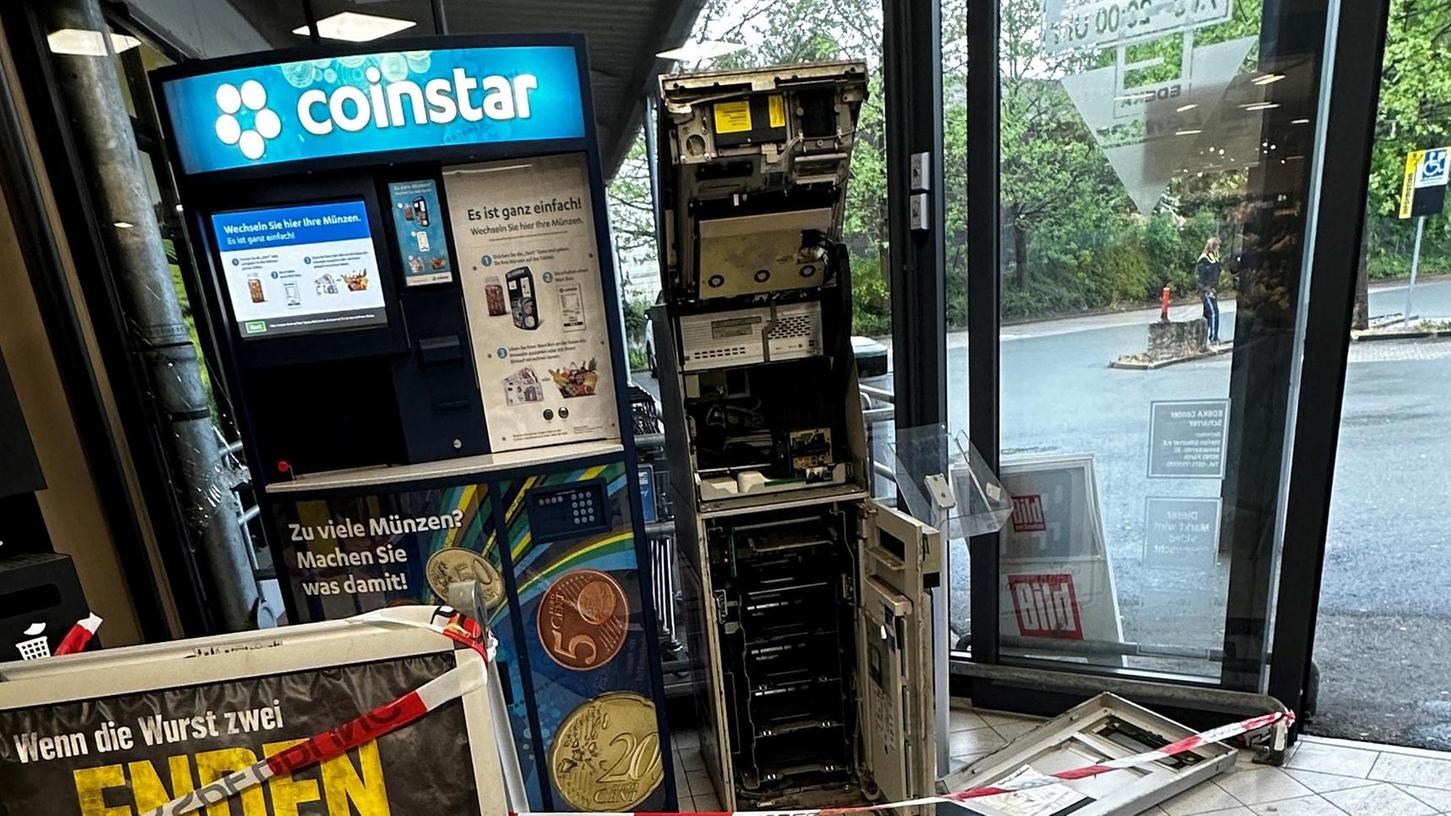 Im E-Center im Stadtteil Ronhof wurde vor dem Wochenende der Geldautomat (Bild) aufgebrochen, in Burgfarrnbach jetzt ein Münzwechselautomat (wie der im Bild links).
