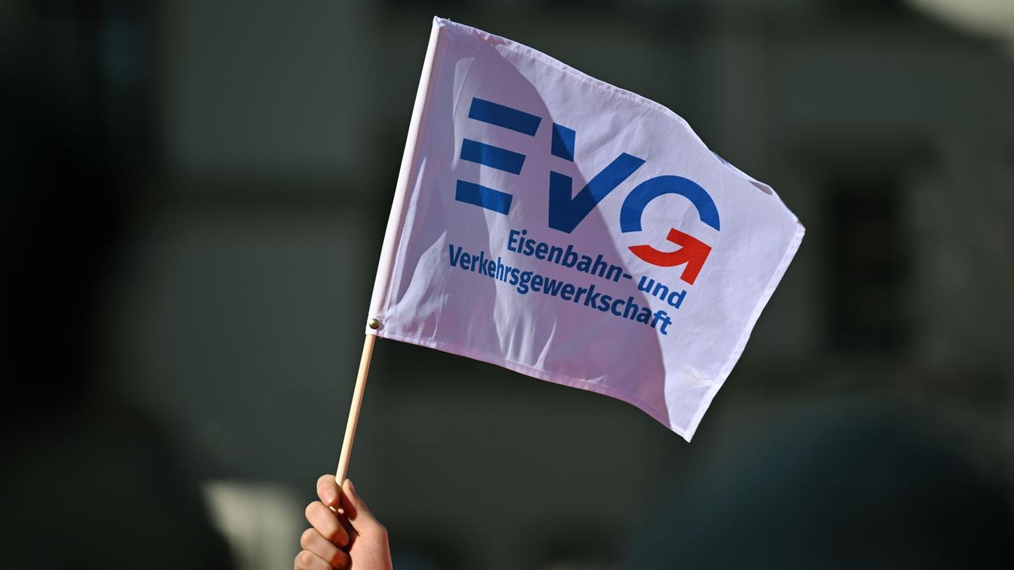 Die EVG will in ihren Verhandlungen mit der Deutschen Bahn und Dutzenden weiteren Eisenbahn-Unternehmen höhere Löhne durchsetzen.
