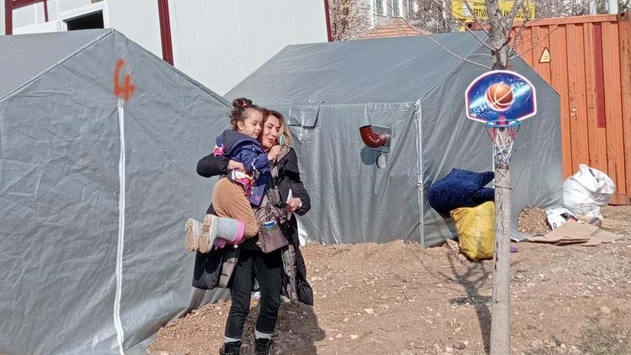 Hier vertreibt Basketball die Sorgen, doch Mukades Kalindamar hat auch viele kickende Kinder im Erdbebengebiet der Osttürkei gesehen. Hier vertreibt Basketball die Sorgen, doch Mukades Kalindamar hat auch viele kickende Kinder im Erdbebengebiet der Osttürkei gesehen.