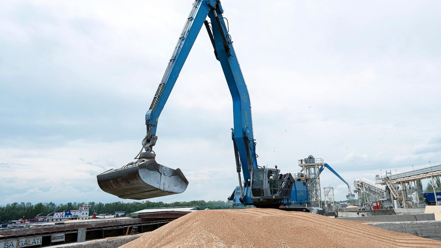 Ein Bagger lädt im Hafen von Ismajil in der Südukraine Getreide in ein Frachtschiff.