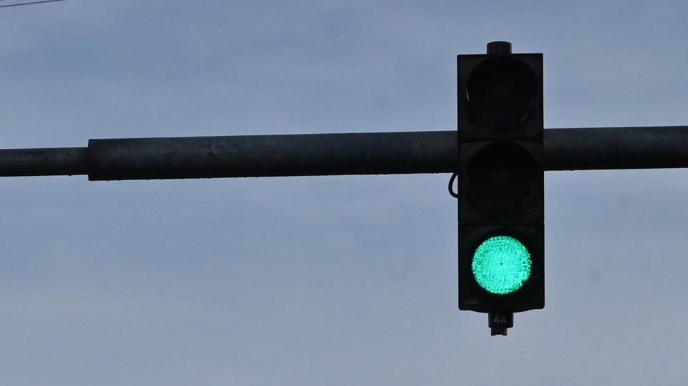 Als die Ampel auf Grün schaltete, brauste der Sportwagen los. Als die Ampel auf Grün schaltete, brauste der Sportwagen los.