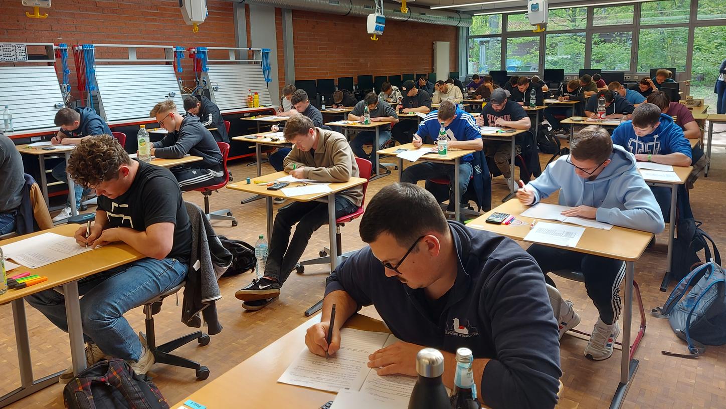 39 Schüler haben diese Woche an der Technikerschule Roth mit den Abschlussprüfungen begonnen. 