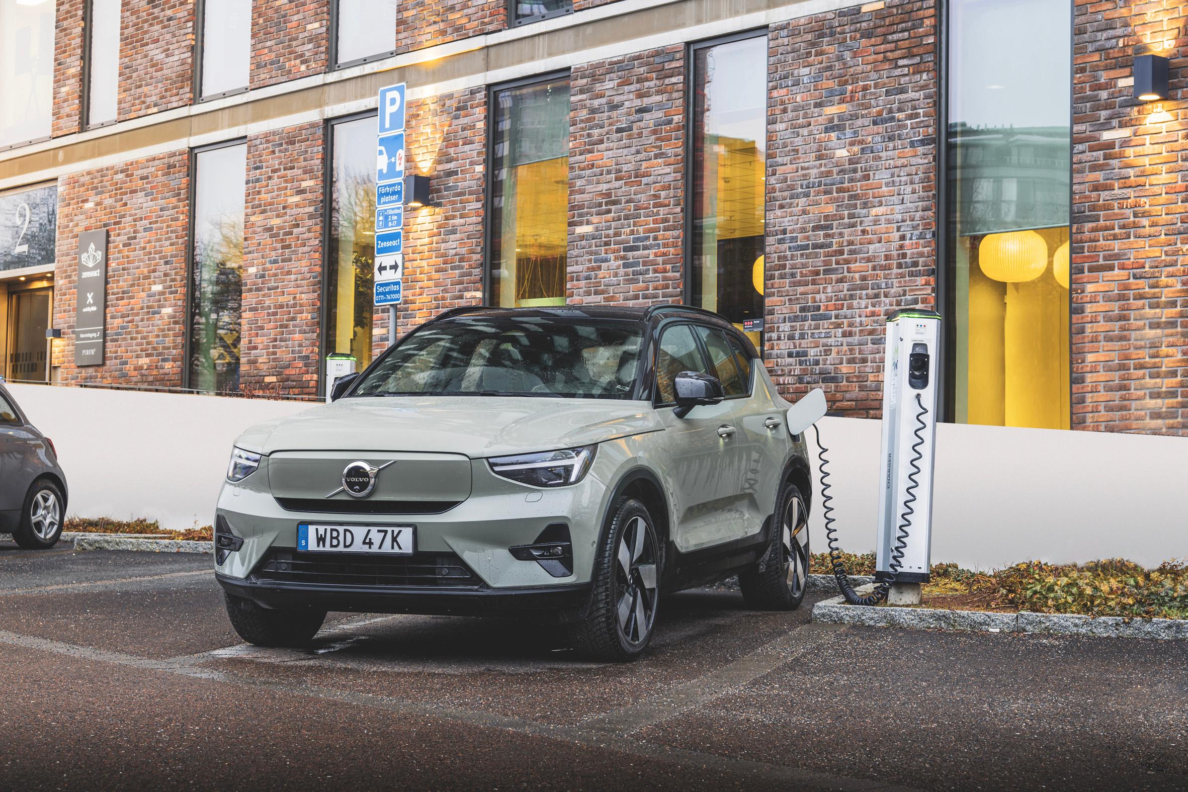 Der XC40 mit kleinem Akku "tankt" Gleichstrom mit bis zu 150 kW, im Idealfall wartet man an der Schnellladesäule 34 Minuten, bis der Batterieladestand von zehn auf 80 Prozent gebracht ist.