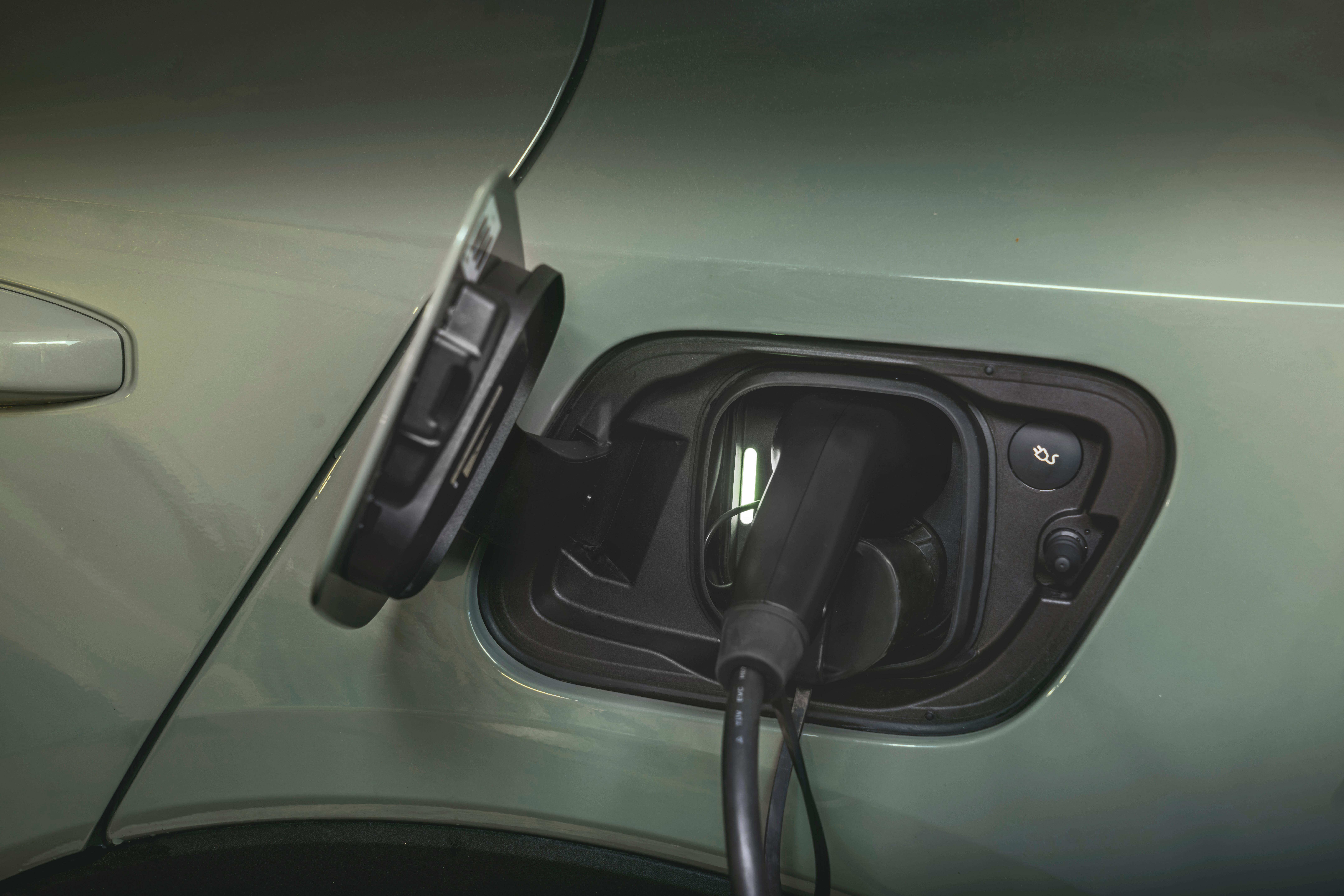 Die große Batterie verträgt maximal 200 kW, die entsprechende Ladezeit benennt Volvo mit 28 Minuten.