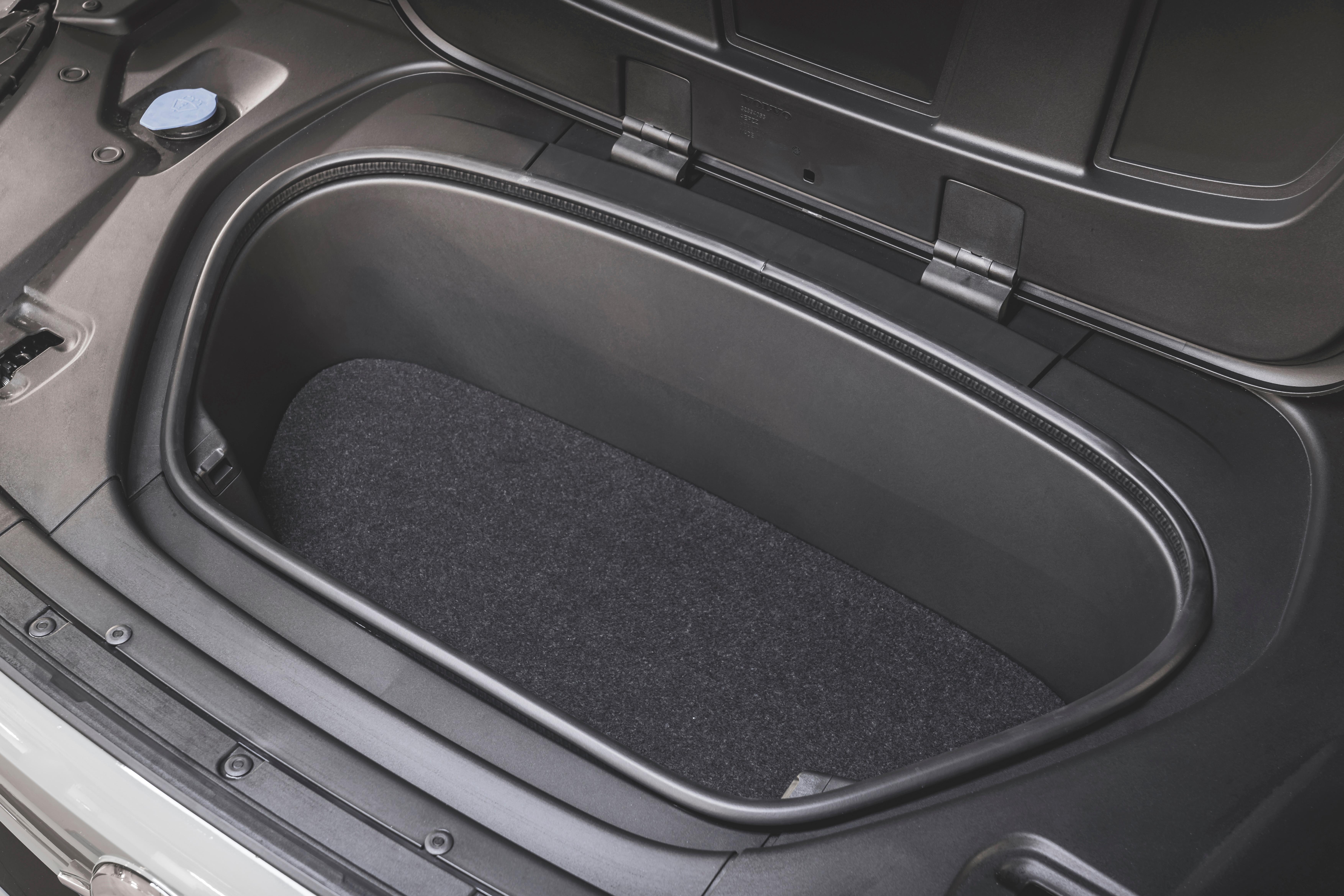 Zusätzlich gibt es ein Staufach unter der Fronthaube.