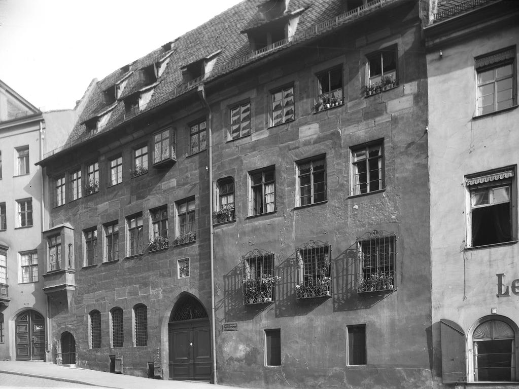 Dieses Foto der Westfassade des Scheurlhofs gegen die Burgstraße aus der Zeit um 1910 zeigt deutlich, dass das Vorderhaus ehemals aus zwei getrennten Anwesen bestand.  