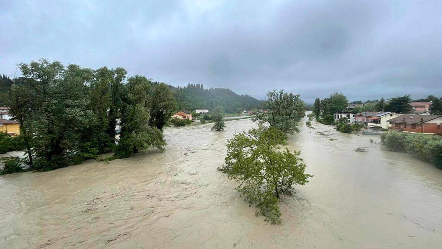 Nach heftigen Regenfällen gibt es in den italienischen Regionen Emilia-Romagna und den Marken teils dramatische Überschwemmungen.