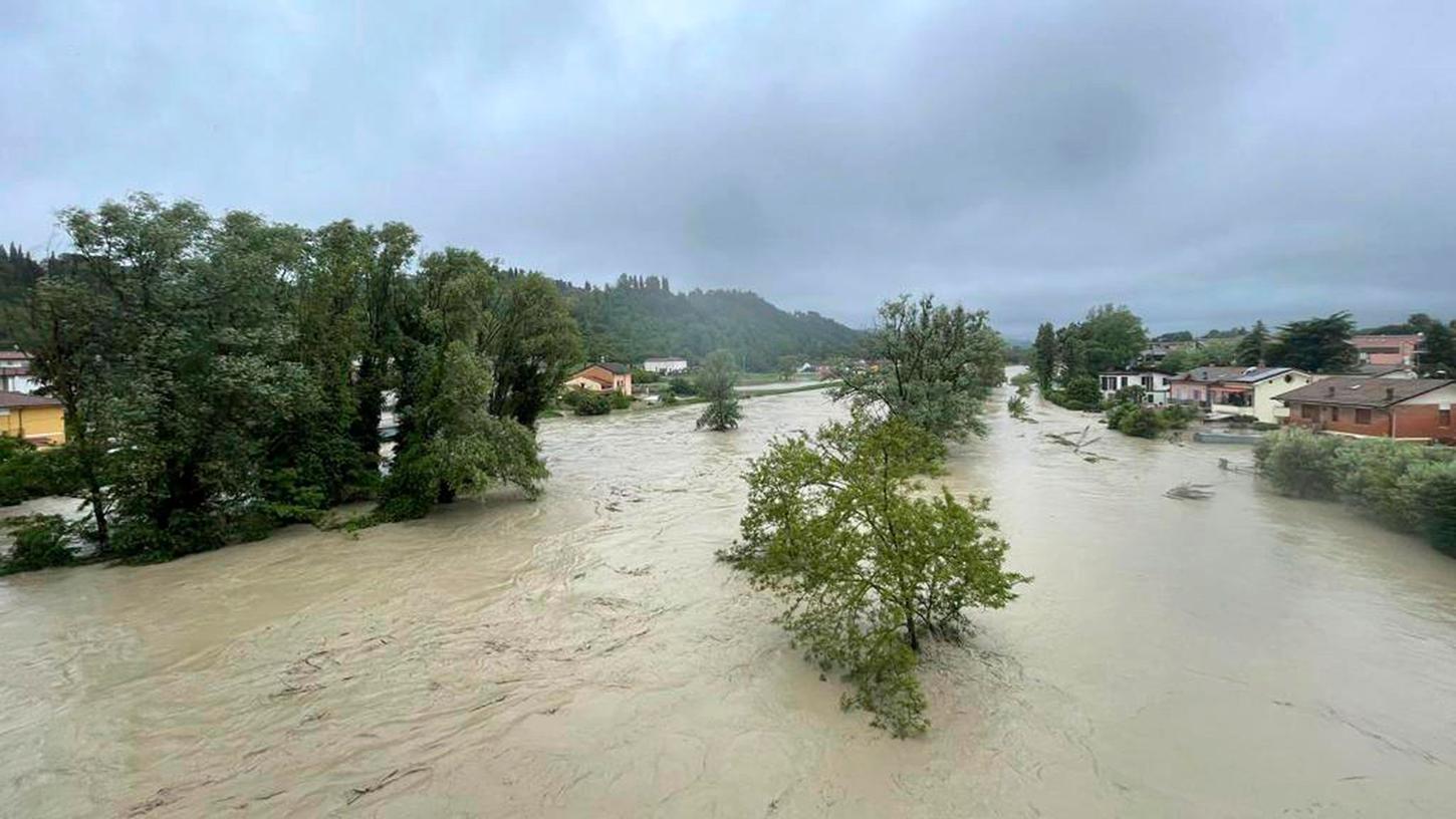 Nach heftigen Regenfällen gibt es in den italienischen Regionen Emilia-Romagna und den Marken teils dramatische Überschwemmungen. Nach heftigen Regenfällen gibt es in den italienischen Regionen Emilia-Romagna und den Marken teils dramatische Überschwemmungen.