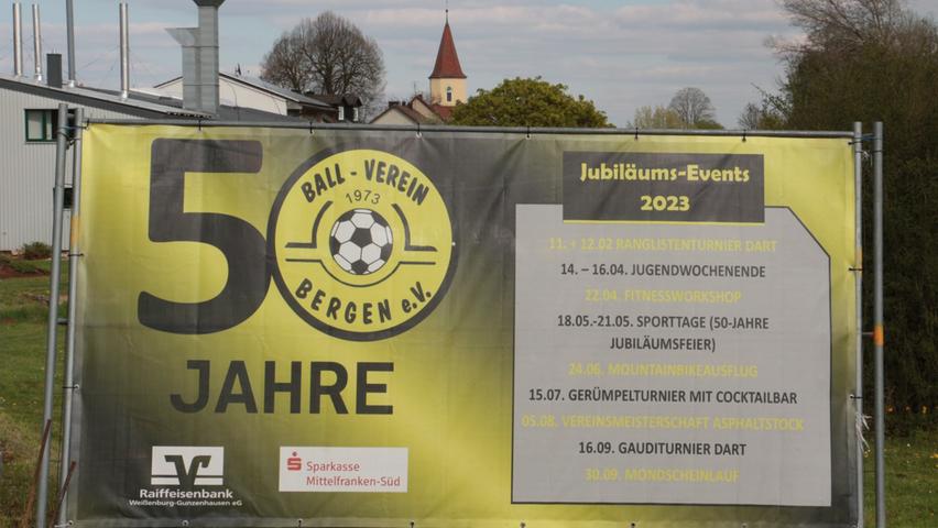 Auch diese Plakatwand am Ortseingang weist auf das umfangreiche Jubiläumsprogramm des BV Bergen hin. Auch diese Plakatwand am Ortseingang weist auf das umfangreiche Jubiläumsprogramm des BV Bergen hin.