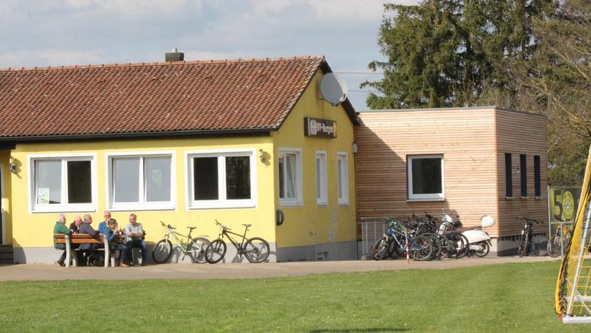 Das BVB-Sportheim Am Hochfeld mit dem Anbau, der im Rahmen des Fest-Wochenendes eingeweiht wird. Das BVB-Sportheim Am Hochfeld mit dem Anbau, der im Rahmen des Fest-Wochenendes eingeweiht wird.