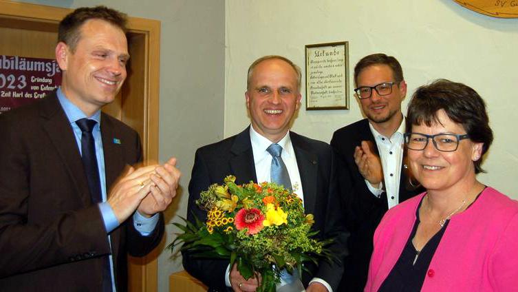 Christian von Dobschütz (links) dankt Renate Ixmeier für ihren Einsatz. Den schlossen sich Dieter Hummel und Werner Stieglitz an.