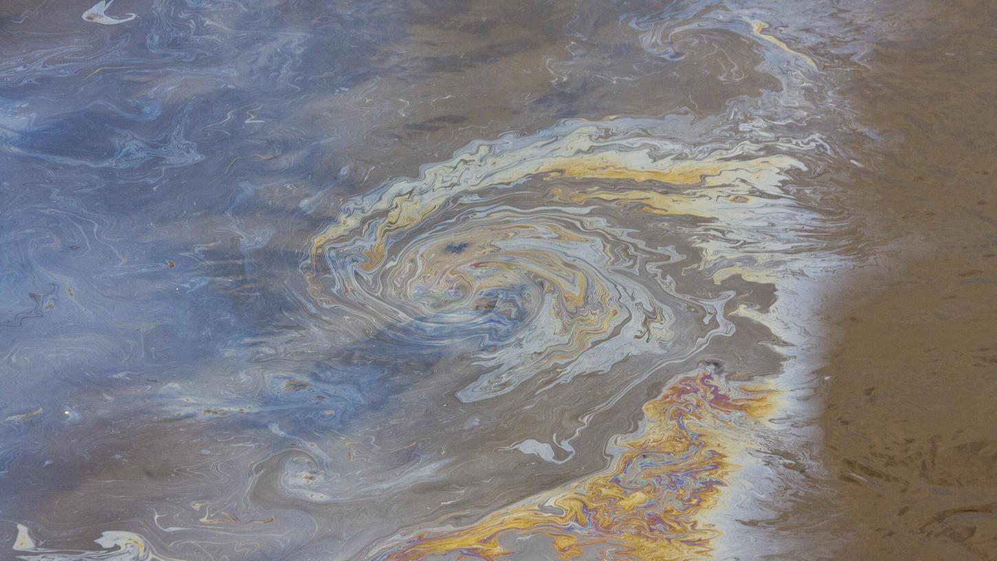Ölteppich auf einem Fluss. (Symbolbild)