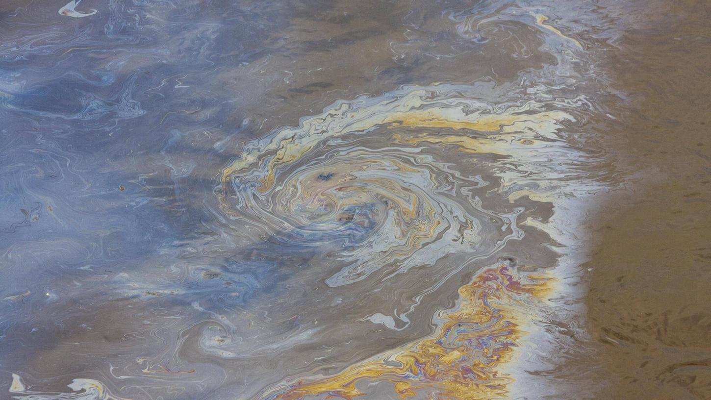 Ölteppich auf einem Fluss. (Symbolbild) Ölteppich auf einem Fluss. (Symbolbild)