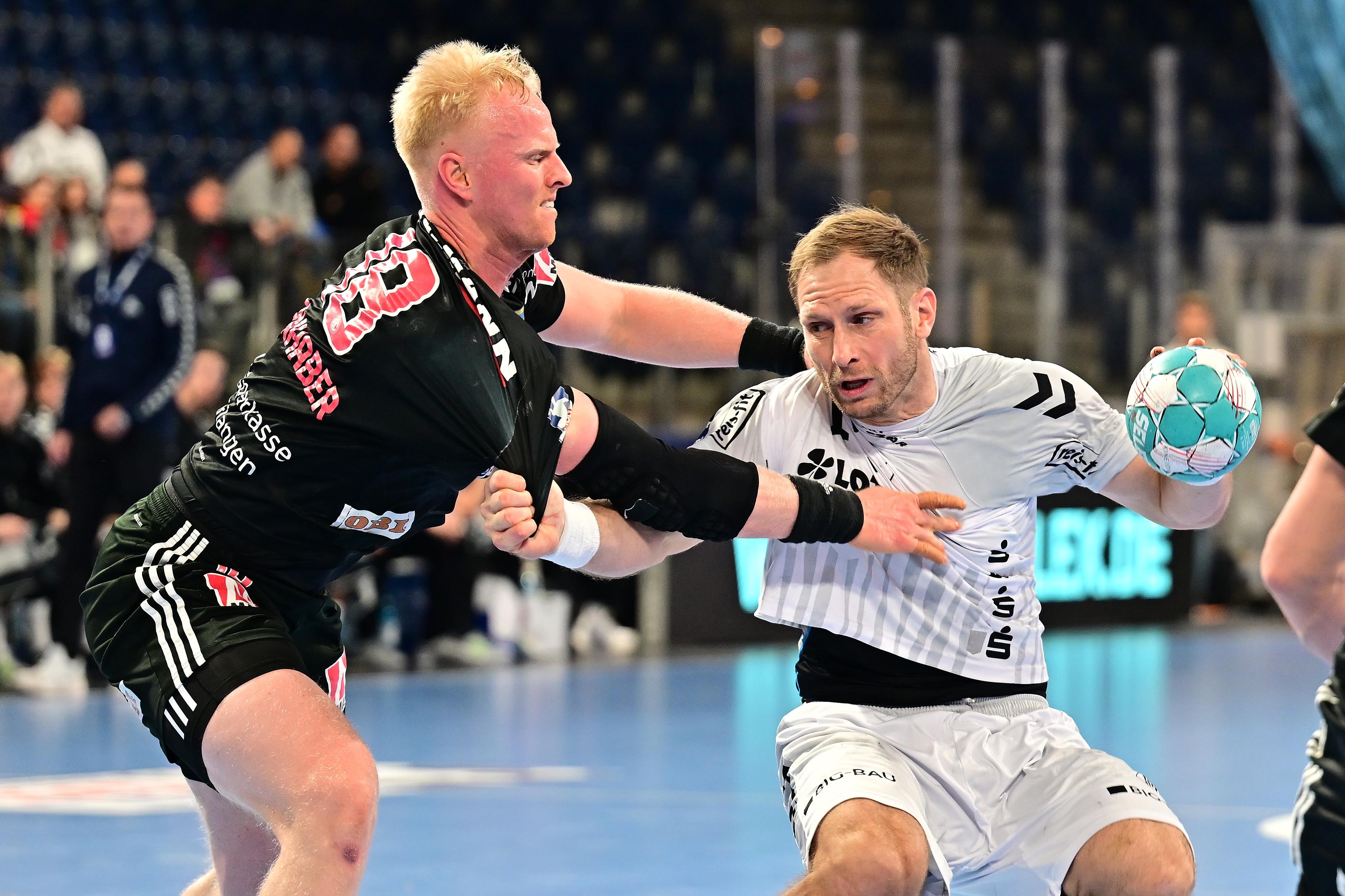 Ball her! Kiels THW-Franke Steffen Weinhold machte schon im Hinspiel seine Erfahrungen mit Sebastian Firnhabers entschlossener Gegenwehr. Ball her! Kiels THW-Franke Steffen Weinhold machte schon im Hinspiel seine Erfahrungen mit Sebastian Firnhabers entschlossener Gegenwehr.