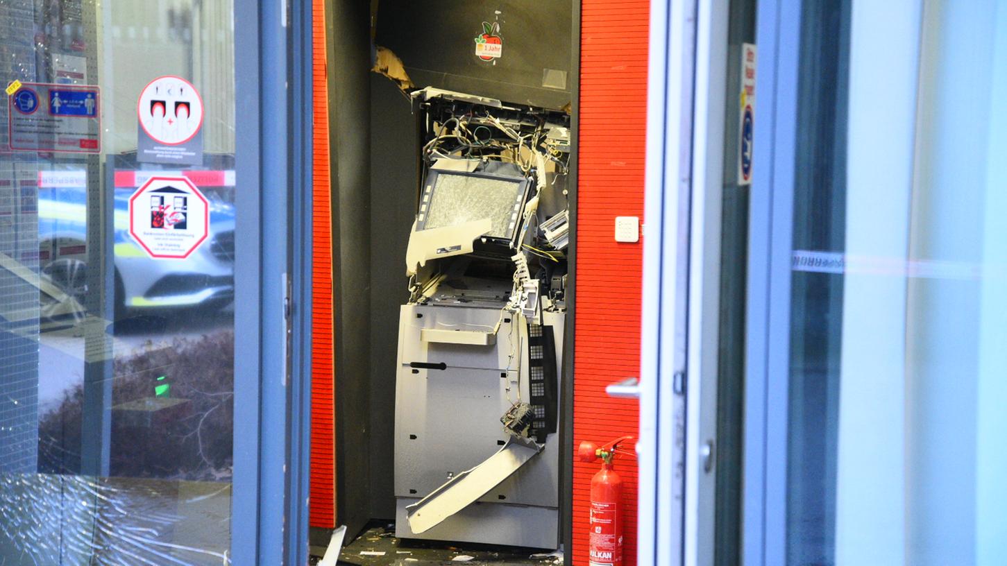 Zum Schutz vor Angriffen auf Geldautomaten wollen die deutschen Sparkassen künftig auch auf Klebesysteme setzen. (Symbolbild) Zum Schutz vor Angriffen auf Geldautomaten wollen die deutschen Sparkassen künftig auch auf Klebesysteme setzen. (Symbolbild)