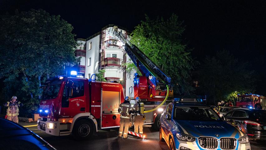 Dort war ein Gegenstand auf einem Balkon im dritten Stock eines Hochhauses in Brand geraten. Das Feuer griff auf ein Geländer über.