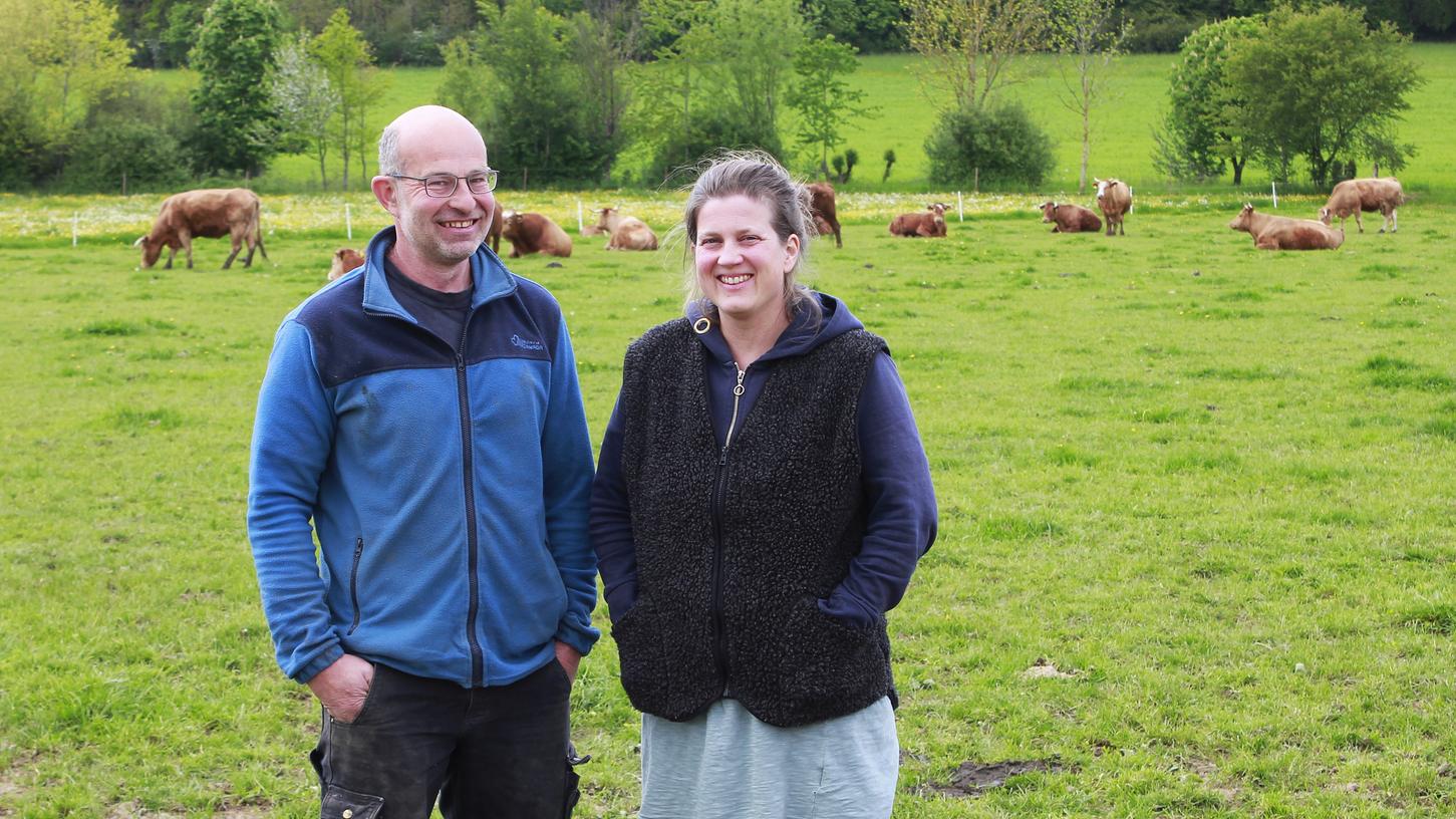 Raphael und Stefanie Rivera bewirtschaften gemeinsam mit ihrem Kollegen Uwe Neukamm den Bio-Bauernhof Vorderhaslach bei Hersbruck. Dazu gehört auch eine Mutterkuhherde. Um die Zukunft des Hofes zu sichern, suchen sie nun nach Förderern, die insgesamt 530.000 Euro für den Landkauf investieren.