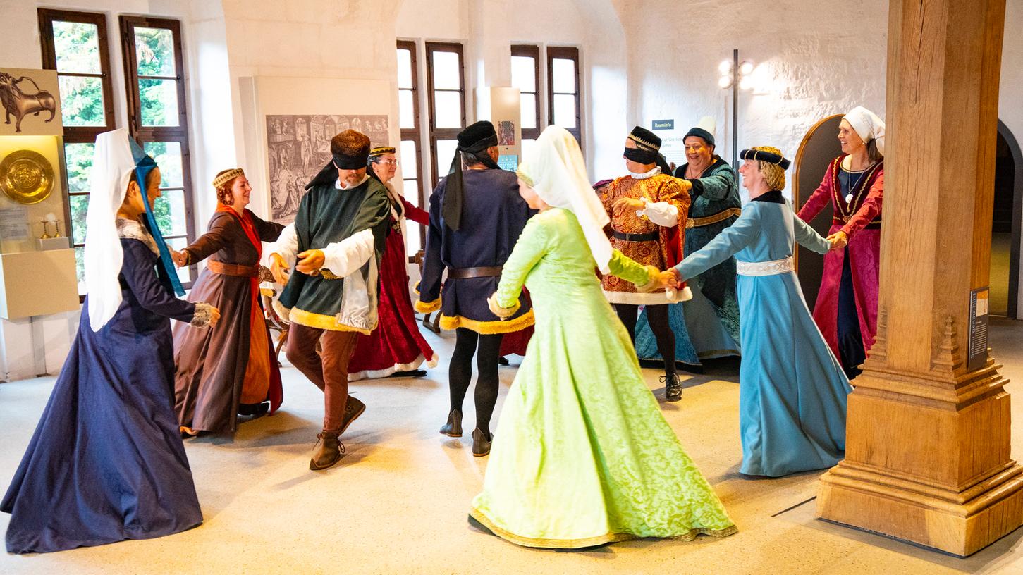 Die Schembart-Gesellschaft aus Nürnberg war bereits des Öfteren auf der Cadolzburg zu Gast, um zu zeigen, wie der Adel im Spätmittelalter tanzte. Am Sonntag präsentiert sie wieder höfischen Tanz.  