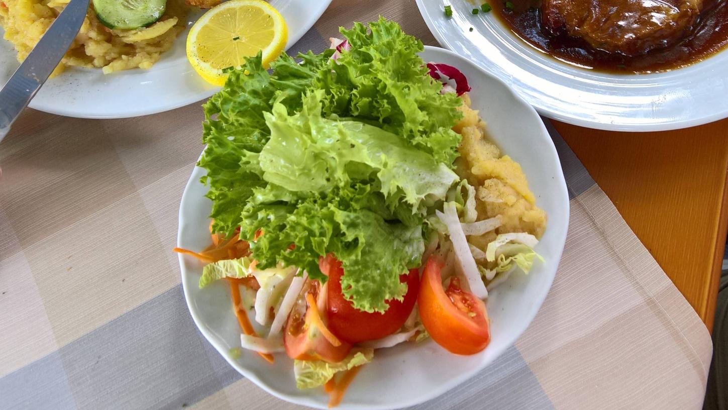 Schnitzel und Sauerbraten sind im Biergarten Standard - doch wie sieht es mit veganen oder vegetarischen Angeboten aus? Schnitzel und Sauerbraten sind im Biergarten Standard - doch wie sieht es mit veganen oder vegetarischen Angeboten aus?
