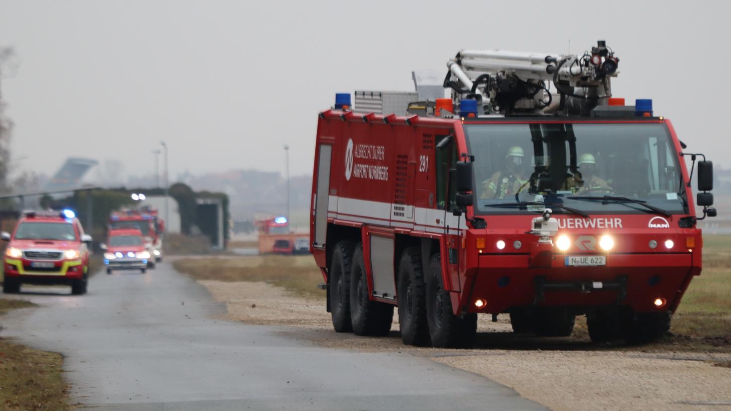 Wie bei dieser Übung im Jahr 2021 musste die Feuerwehr (hier die Flughafenfeuerwehr) auch jetzt mit großem Aufgebot am Airport Nürnberg anrücken.