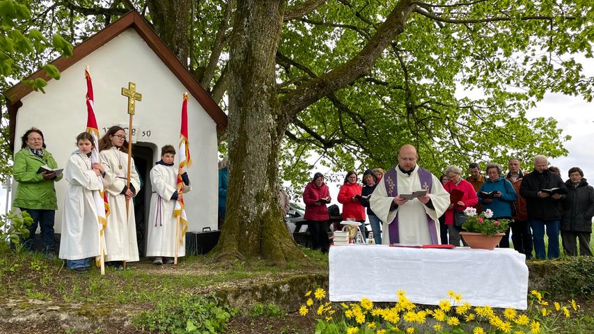 Pfarrer Norbert Förster während der Eucharistiefeier mit den Gläubigen der kath. Pfarrei Herz Jesu Pegnitz vor der Penzenreuther Kapelle. 