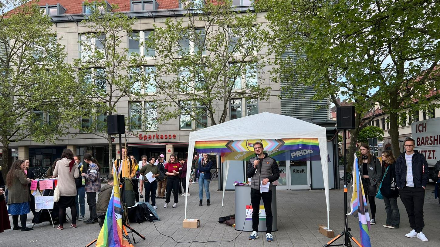 Am Rande einer Veranstaltung zum internationalen Tag gegen Homophobie, Biphobie, Interphobie und Transphobie (IDAHOBIT) in Erlangen hat ein Pöbler versucht, die Kundgebung zu stören.