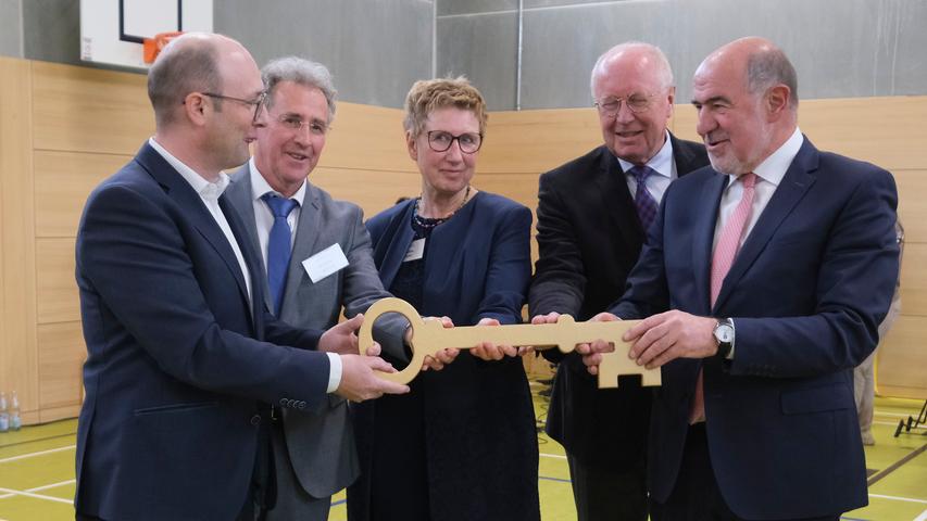 Architekt Theo Nutz und Landrat Gailler überreichten den Schlüssel an die Schulleitung. Architekt Theo Nutz und Landrat Gailler überreichten den Schlüssel an die Schulleitung.