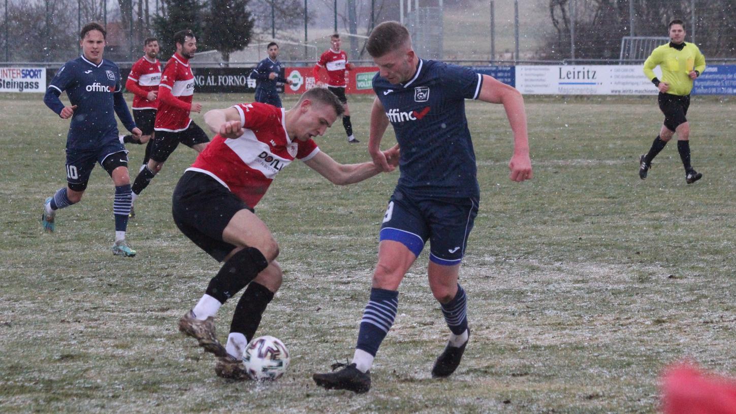 Beim 0:0 im Hinspiel zwischen Weißenburg und Durach Ende Februar herrschten winterliche Bedingungen. Damals war Daniel Hofrichter (links) noch für den TSV 1860 am Ball, der inzwischen im Saisonendspurt verletzungsbedingt fehlt.  