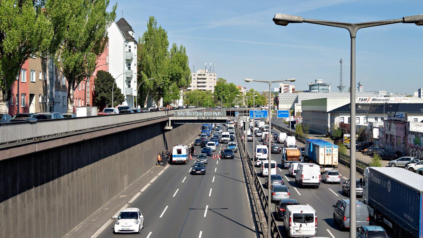 Die sogenannte "Letzte Generation" Anfang Mai im Einsatz auf der Stadtautobahn A100 zwischen Kurfürstendamm und Hohenzollerndamm. (Symbolbild) Die sogenannte "Letzte Generation" Anfang Mai im Einsatz auf der Stadtautobahn A100 zwischen Kurfürstendamm und Hohenzollerndamm. (Symbolbild)