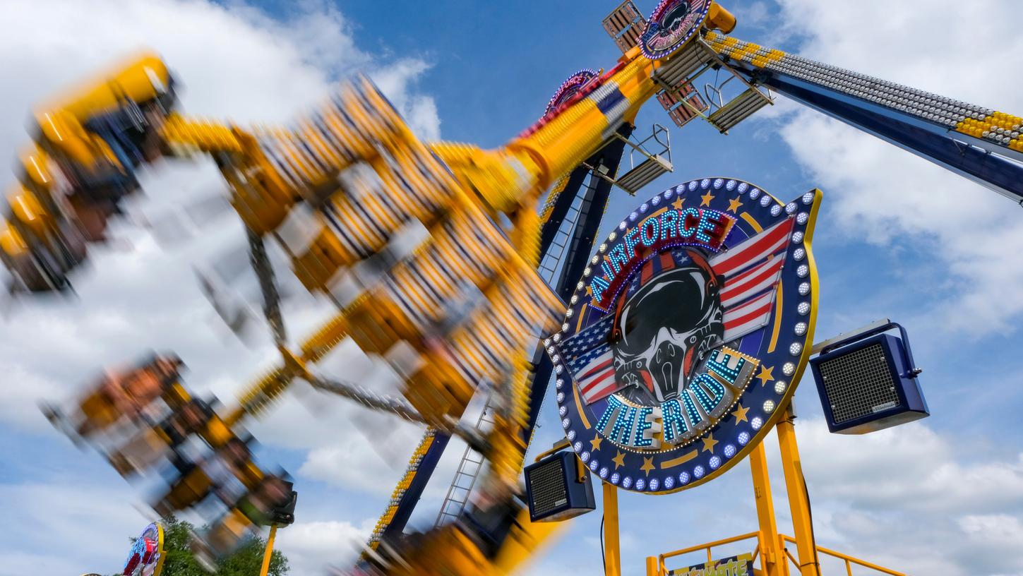 Das Fahrgeschäft "Airforce-Ultimate" ist eines des größten am Neumarkter Frühlingsfest in Neumarkt. Das Fahrgeschäft "Airforce-Ultimate" ist eines des größten am Neumarkter Frühlingsfest in Neumarkt.