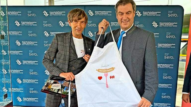 Eine Schürze, extra zum diesjährigen Bratwurstgipfel entworfen, überreichte Bürgermeister Wolfgang Nierhoff an Ministerpräsident Markus Söder.