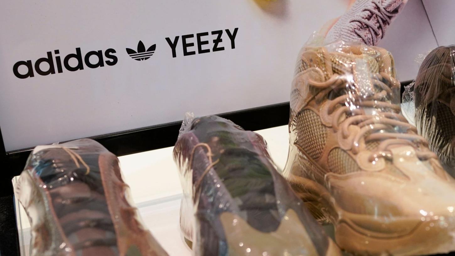 Yeezys von Adidas sind in einem Sneaker-Wiederverkaufsladen ausgestellt.