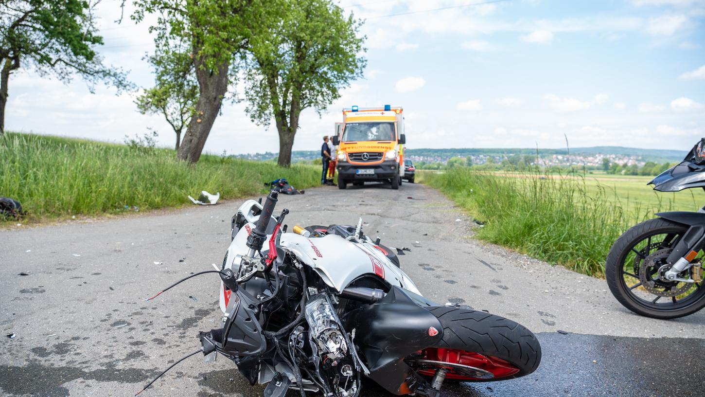 Das kaputte Motorradrad liegt an der Unfallstelle. Der 30-jährige Fahrer wurde schwer verletzt.