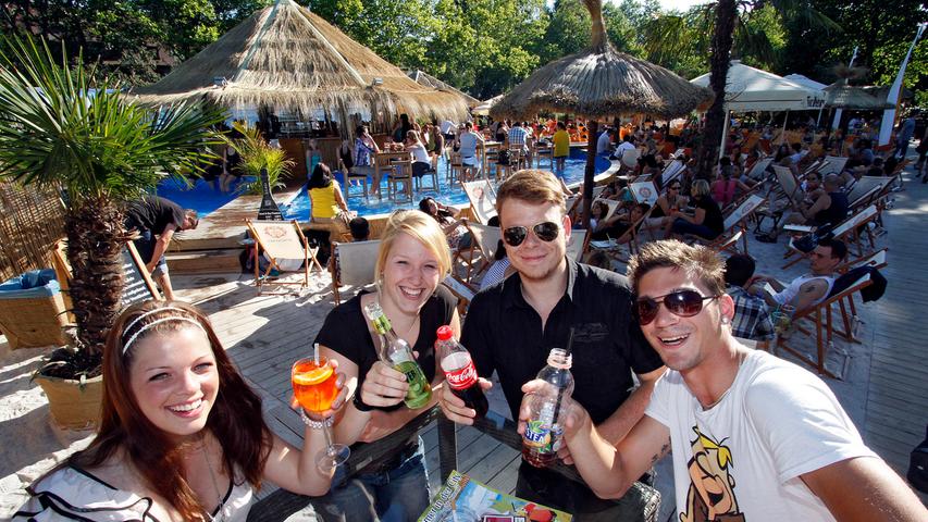 Zum Wohle! Diese vier gut gelaunten Sommer-Freunde, die aus Schwanstetten angereist sind, lassen es sich bei zum Großteil anti-alkoholischen Getränken gutgehen.