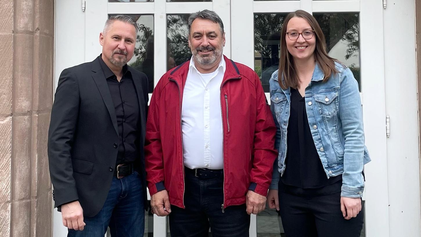 Links CSU-Fraktionsvorsitzender Oliver Memmler, das neue Stadtratsmitglied Thomas Pültz und die neu gewählte stellvertretende Fraktionsvorsitzende Miriam Adel.