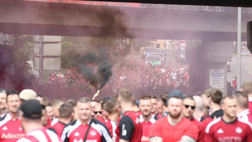 Der Rückhalt für den 1. FC Nürnberg ist da. Hunderte Fans marschierten vor Anpfiff quer durch die Stadt, um ihren Herzensverein zu unterstützen. Mehr Bilder sehen Sie hier! Doch die Anhänger ... 