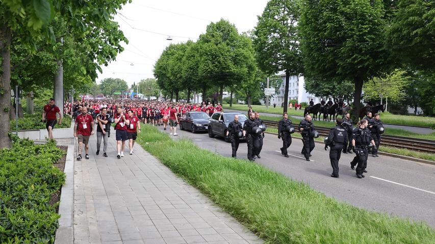 XXL-Fanmarsch! Hier zieht der Club durch Nürnberg - Pyrotechnik und Großaufgebot der Polizei